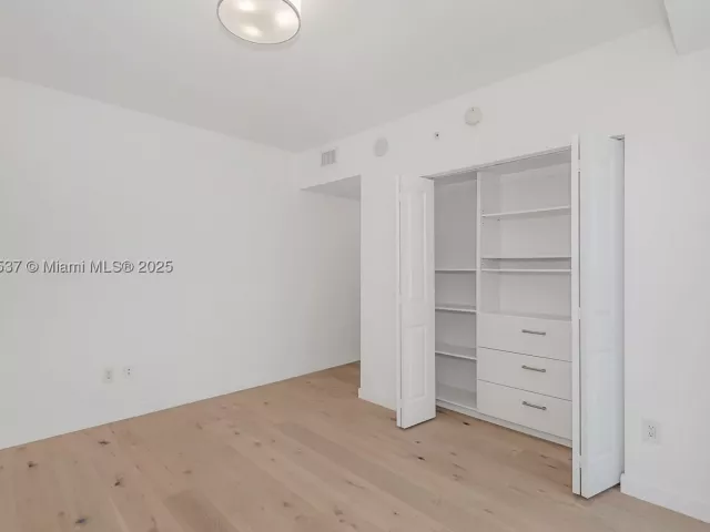 3-bedroom condo for sale in Sunny Isles Beach - 400 Sunny Isles Blvd 1819 ONE LEVEL - MondialRealty