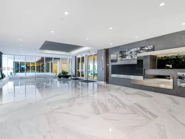 3-bedroom condo for sale in Sunny Isles Beach - 400 Sunny Isles Blvd 1819 ONE LEVEL - MondialRealty