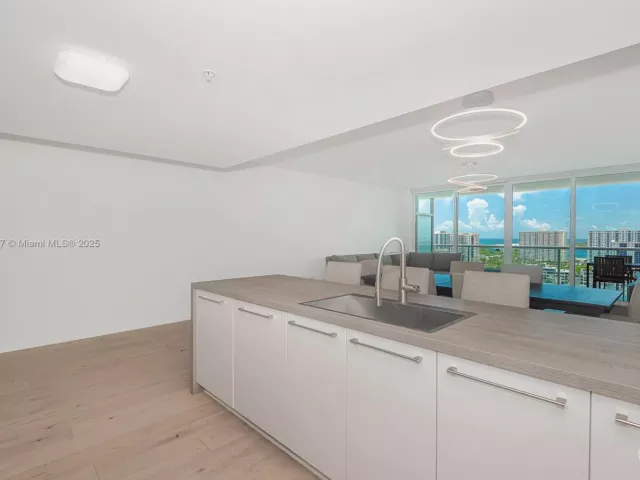 3-bedroom condo for sale in Sunny Isles Beach - 400 Sunny Isles Blvd 1819 ONE LEVEL - MondialRealty