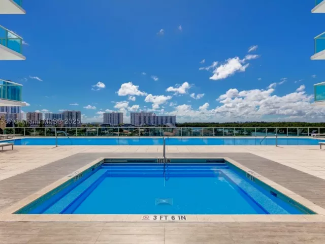 3-bedroom condo for sale in Sunny Isles Beach - 400 Sunny Isles Blvd 1819 ONE LEVEL - MondialRealty