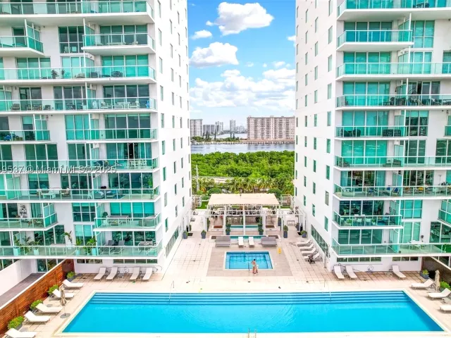 3-bedroom condo for sale in Sunny Isles Beach - 400 Sunny Isles Blvd 1819 ONE LEVEL - MondialRealty