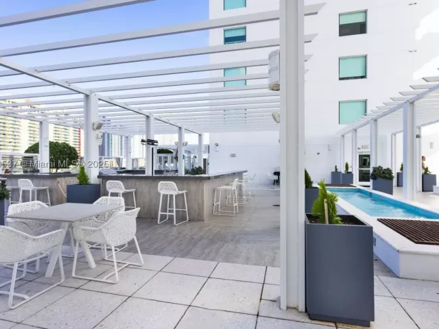 3-bedroom condo for sale in Sunny Isles Beach - 400 Sunny Isles Blvd 1819 ONE LEVEL - MondialRealty