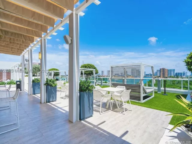 3-bedroom condo for sale in Sunny Isles Beach - 400 Sunny Isles Blvd 1819 ONE LEVEL - MondialRealty