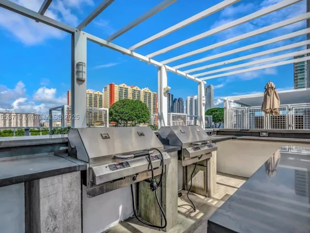 3-bedroom condo for sale in Sunny Isles Beach - 400 Sunny Isles Blvd 1819 ONE LEVEL - MondialRealty