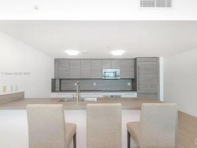 3-bedroom condo for sale in Sunny Isles Beach - 400 Sunny Isles Blvd 1819 ONE LEVEL - MondialRealty