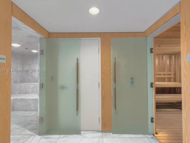 3-bedroom condo for sale in Sunny Isles Beach - 400 Sunny Isles Blvd 1819 ONE LEVEL - MondialRealty