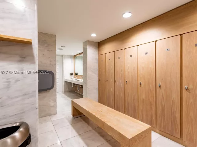 3-bedroom condo for sale in Sunny Isles Beach - 400 Sunny Isles Blvd 1819 ONE LEVEL - MondialRealty