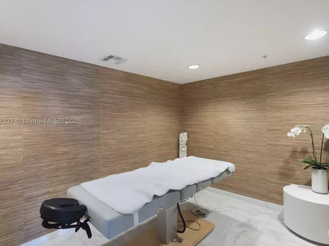 3-bedroom condo for sale in Sunny Isles Beach - 400 Sunny Isles Blvd 1819 ONE LEVEL - MondialRealty