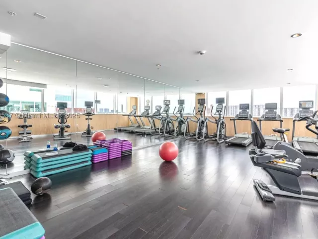 3-bedroom condo for sale in Sunny Isles Beach - 400 Sunny Isles Blvd 1819 ONE LEVEL - MondialRealty