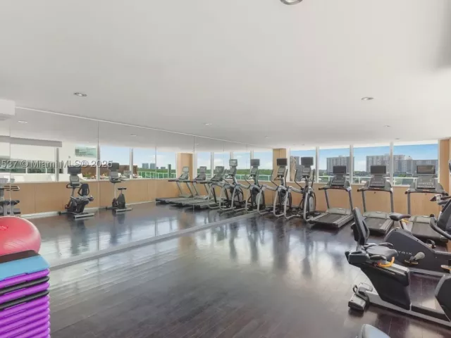 3-bedroom condo for sale in Sunny Isles Beach - 400 Sunny Isles Blvd 1819 ONE LEVEL - MondialRealty