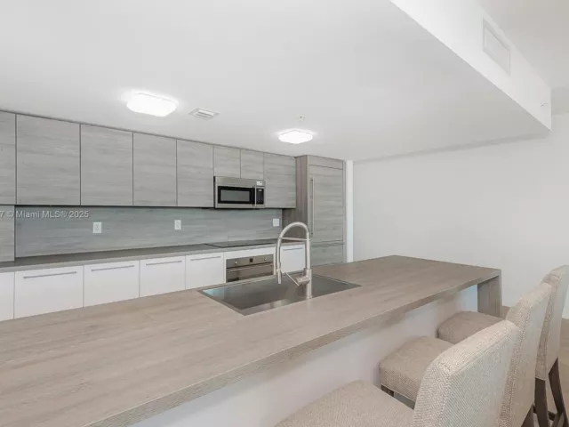 3-bedroom condo for sale in Sunny Isles Beach - 400 Sunny Isles Blvd 1819 ONE LEVEL - MondialRealty