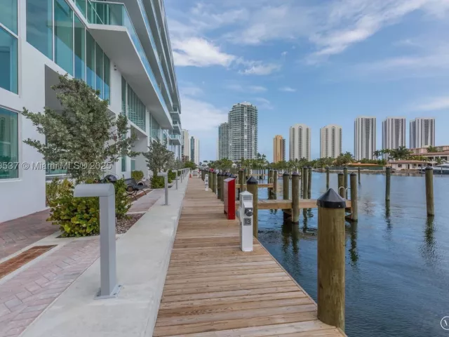 3-bedroom condo for sale in Sunny Isles Beach - 400 Sunny Isles Blvd 1819 ONE LEVEL - MondialRealty