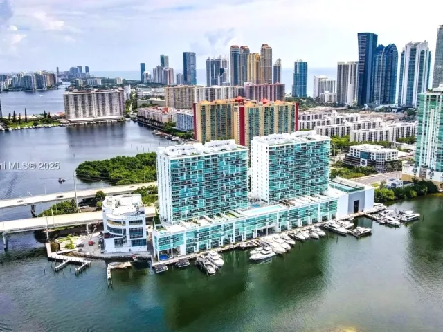 3-bedroom condo for sale in Sunny Isles Beach - 400 Sunny Isles Blvd 1819 ONE LEVEL - MondialRealty