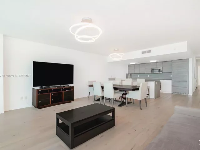 3-bedroom condo for sale in Sunny Isles Beach - 400 Sunny Isles Blvd 1819 ONE LEVEL - MondialRealty