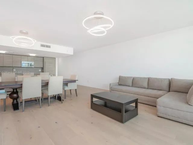 3-bedroom condo for sale in Sunny Isles Beach - 400 Sunny Isles Blvd 1819 ONE LEVEL - MondialRealty