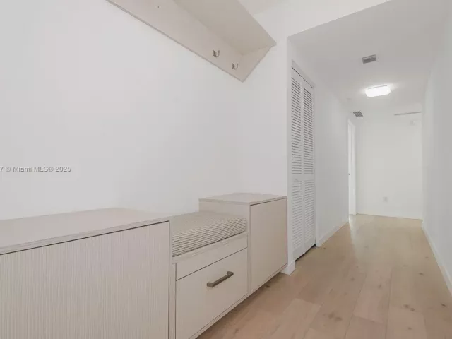 3-bedroom condo for sale in Sunny Isles Beach - 400 Sunny Isles Blvd 1819 ONE LEVEL - MondialRealty