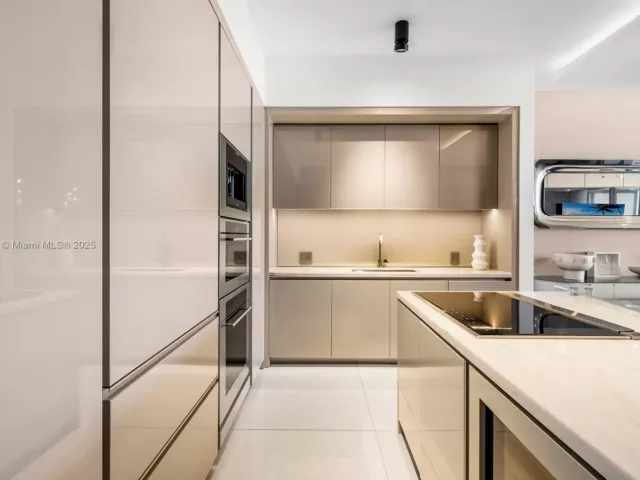 3-bedroom condo for sale in Sunny Isles Beach - 18975 E Collins Ave 1403 - MondialRealty