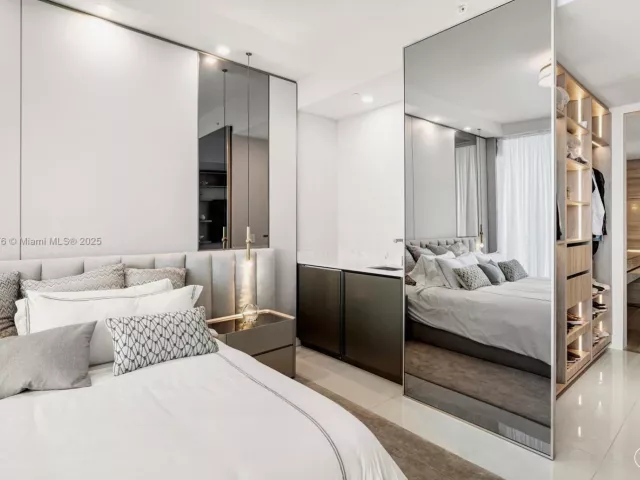 3-bedroom condo for sale in Sunny Isles Beach - 18975 E Collins Ave 1403 - MondialRealty