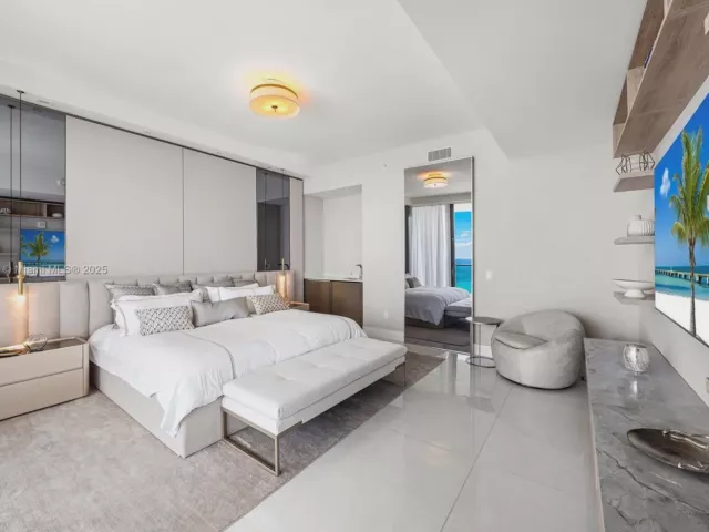 3-bedroom condo for sale in Sunny Isles Beach - 18975 E Collins Ave 1403 - MondialRealty