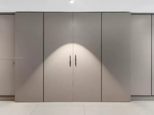 3-bedroom condo for sale in Sunny Isles Beach - 18975 E Collins Ave 1403 - MondialRealty