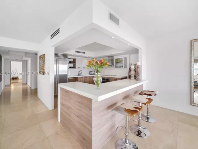 3-bedroom condo for rent in Key Biscayne - 199 Ocean Lane Dr 901 - MondialRealty