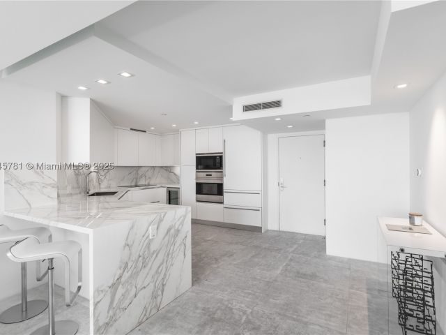 2-bedroom condo for sale in Miami Beach - 1800 Sunset Harbour Dr 1515 - MondialRealty