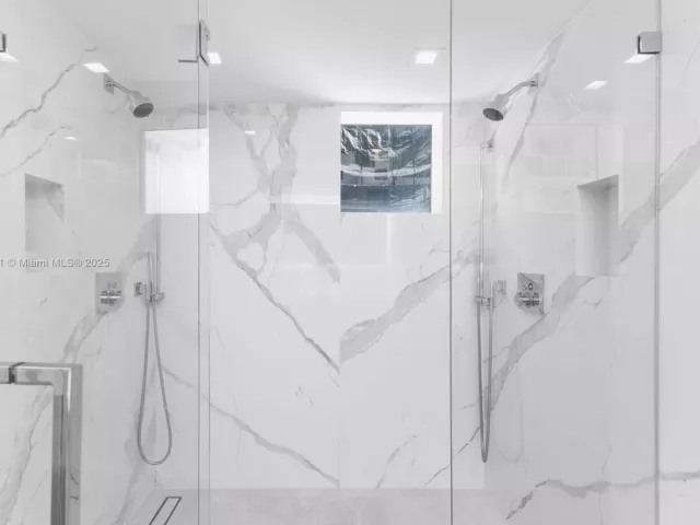 2-bedroom condo for sale in Miami Beach - 1800 Sunset Harbour Dr 1515 - MondialRealty