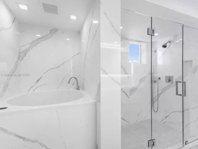 2-bedroom condo for sale in Miami Beach - 1800 Sunset Harbour Dr 1515 - MondialRealty