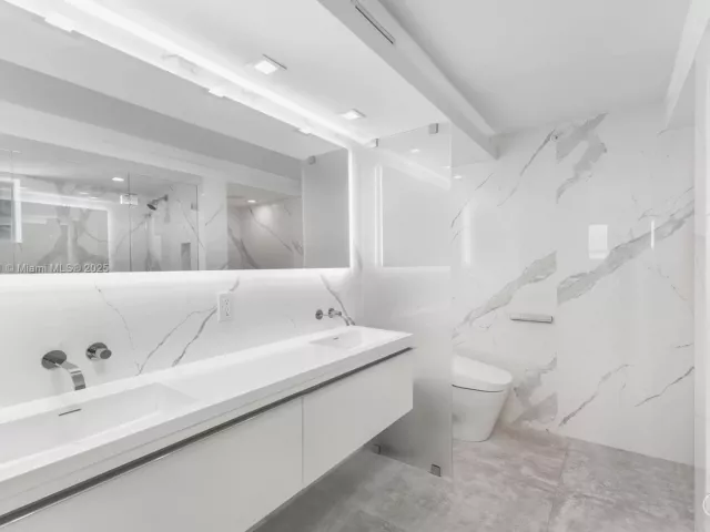 2-bedroom condo for sale in Miami Beach - 1800 Sunset Harbour Dr 1515 - MondialRealty