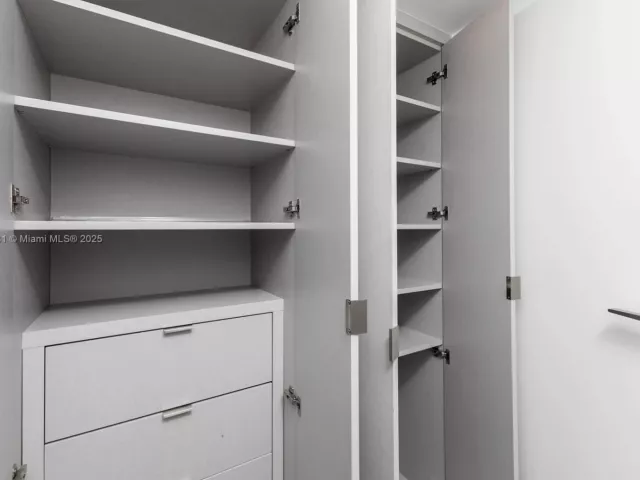 2-bedroom condo for sale in Miami Beach - 1800 Sunset Harbour Dr 1515 - MondialRealty