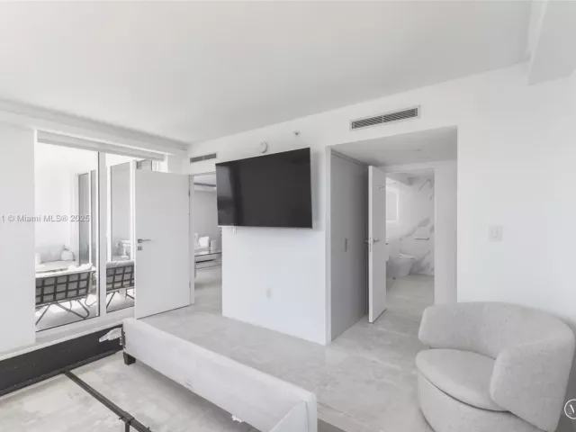 2-bedroom condo for sale in Miami Beach - 1800 Sunset Harbour Dr 1515 - MondialRealty