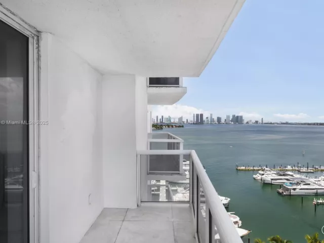 2-bedroom condo for sale in Miami Beach - 1800 Sunset Harbour Dr 1515 - MondialRealty