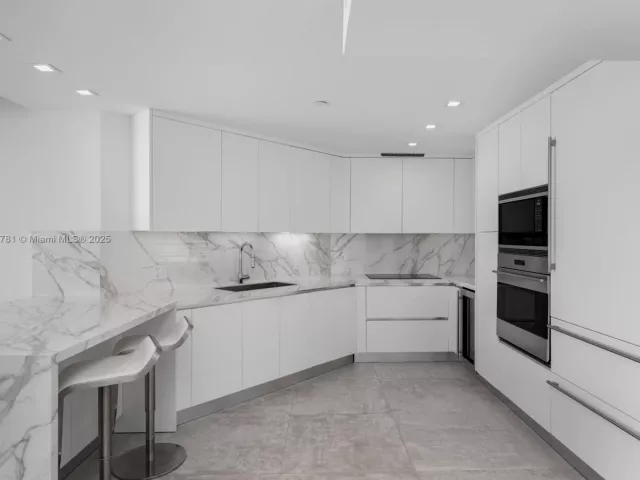 2-bedroom condo for sale in Miami Beach - 1800 Sunset Harbour Dr 1515 - MondialRealty