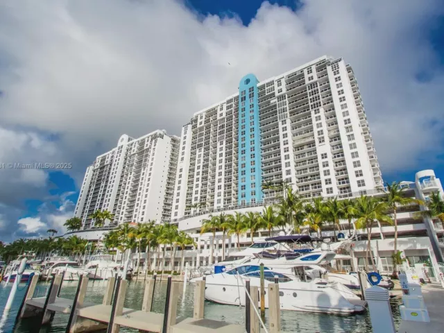 2-bedroom condo for sale in Miami Beach - 1800 Sunset Harbour Dr 1515 - MondialRealty