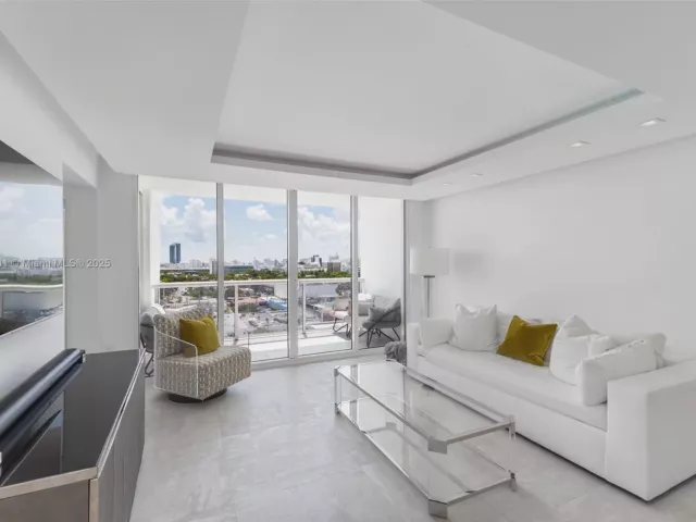 2-bedroom condo for sale in Miami Beach - 1800 Sunset Harbour Dr 1515 - MondialRealty