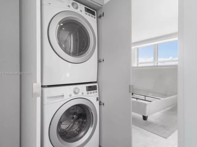 2-bedroom condo for sale in Miami Beach - 1800 Sunset Harbour Dr 1515 - MondialRealty