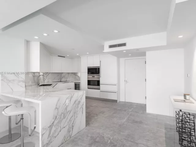 2-bedroom condo for sale in Miami Beach - 1800 Sunset Harbour Dr 1515 - MondialRealty