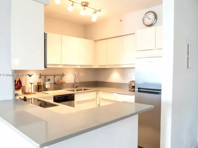 1-bedroom condo for sale in Miami Beach - 1500 Bay Rd 1464S - MondialRealty