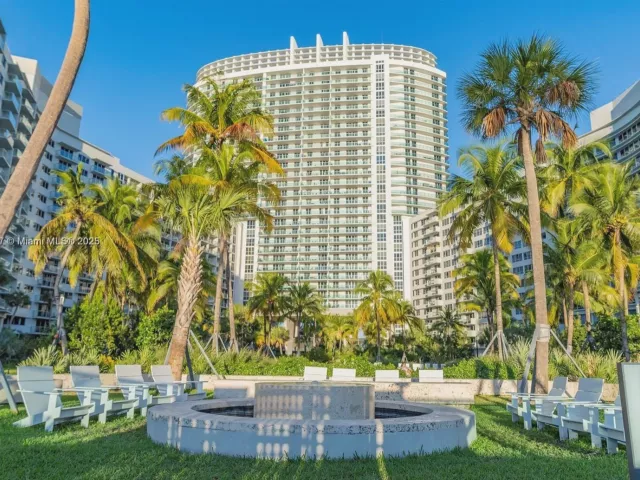 1-bedroom condo for sale in Miami Beach - 1500 Bay Rd 1464S - MondialRealty