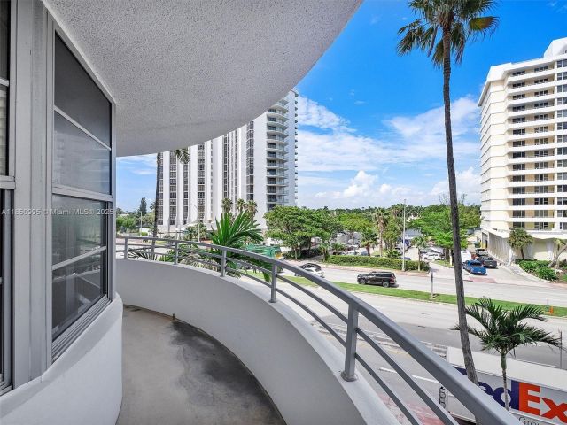 1-bedroom condo for sale in Miami Beach - 5555 Collins Ave 4S - MondialRealty