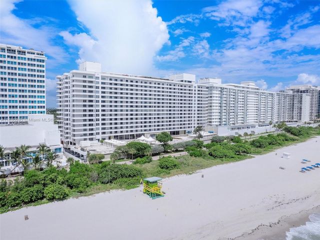 1-bedroom condo for sale in Miami Beach - 5555 Collins Ave 4S - MondialRealty