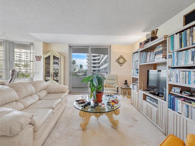 1-bedroom condo for sale in Miami Beach - 5555 Collins Ave 4S - MondialRealty