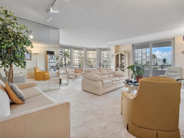 1-bedroom condo for sale in Miami Beach - 5555 Collins Ave 4S - MondialRealty
