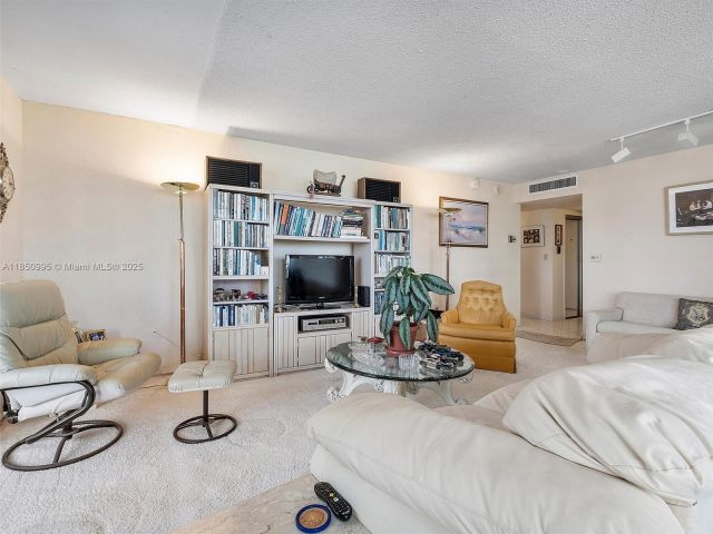 1-bedroom condo for sale in Miami Beach - 5555 Collins Ave 4S - MondialRealty