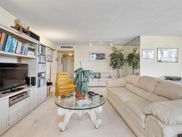 1-bedroom condo for sale in Miami Beach - 5555 Collins Ave 4S - MondialRealty