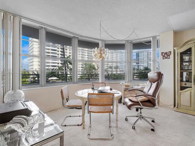 1-bedroom condo for sale in Miami Beach - 5555 Collins Ave 4S - MondialRealty