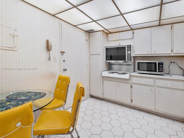 1-bedroom condo for sale in Miami Beach - 5555 Collins Ave 4S - MondialRealty