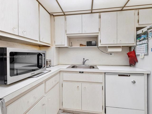 1-bedroom condo for sale in Miami Beach - 5555 Collins Ave 4S - MondialRealty