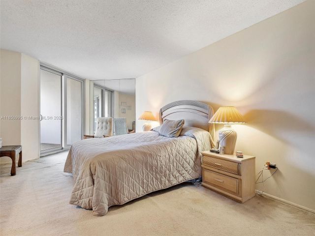 1-bedroom condo for sale in Miami Beach - 5555 Collins Ave 4S - MondialRealty