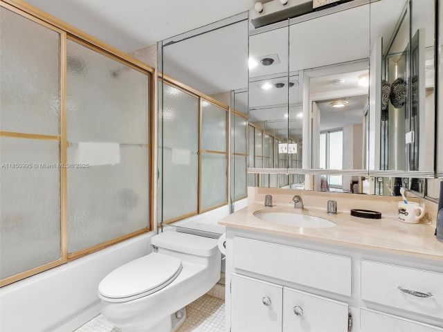 1-bedroom condo for sale in Miami Beach - 5555 Collins Ave 4S - MondialRealty